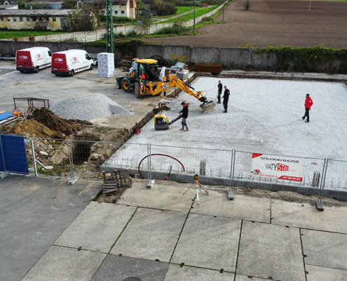 Pracovníci Matystav na stavbe skladovej haly v Senici, zabezpečujúci vysoké štandardy kvality a bezpečnosti.